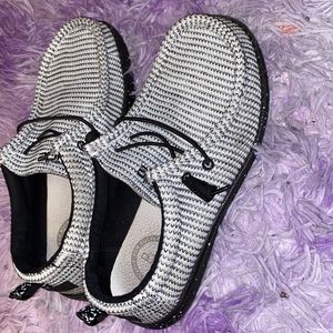 Super cute buckle exclusive Black and white patterned Hey dudes